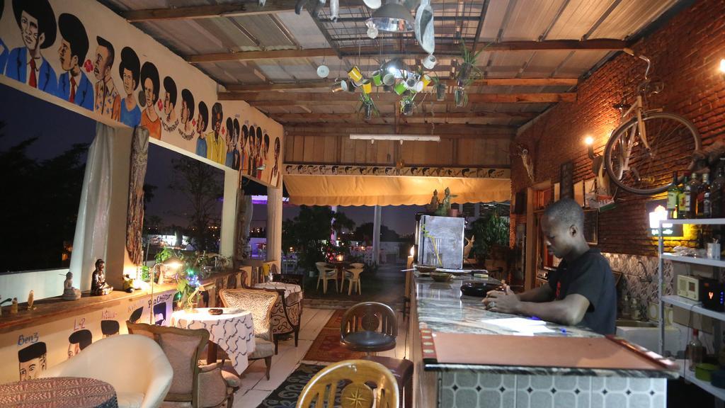 אבידג'אן Bushman Cafe Hotel מראה חיצוני תמונה