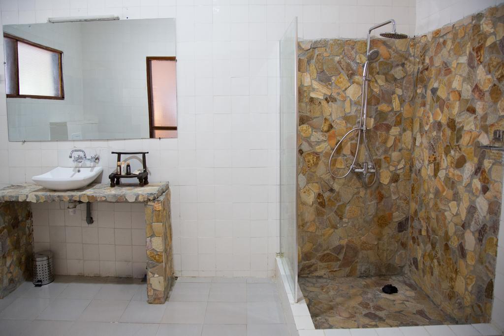 אבידג'אן Bushman Cafe Hotel מראה חיצוני תמונה