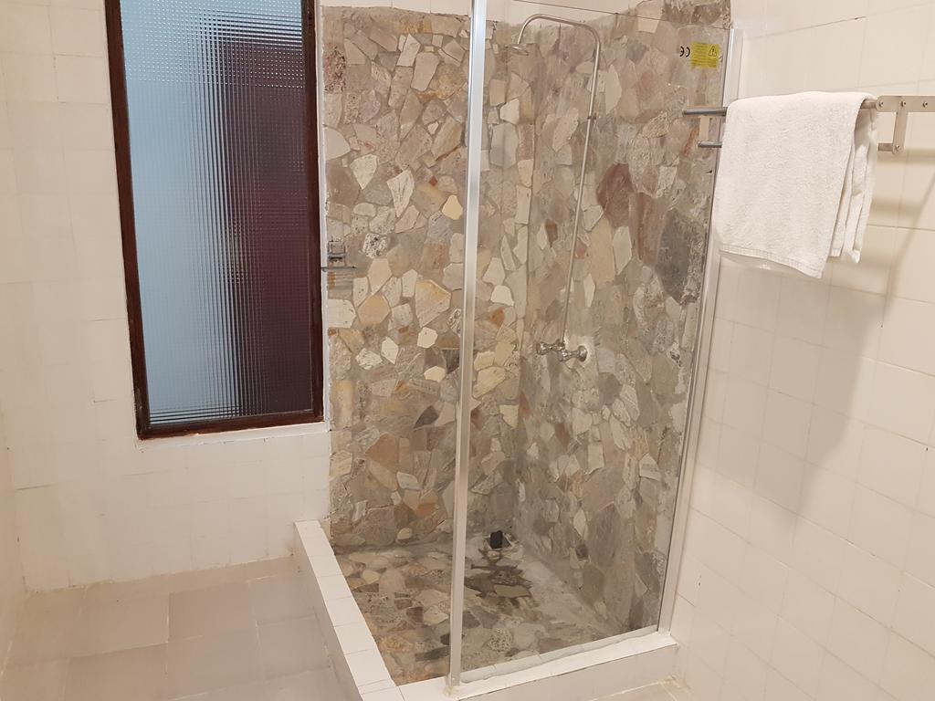 אבידג'אן Bushman Cafe Hotel מראה חיצוני תמונה